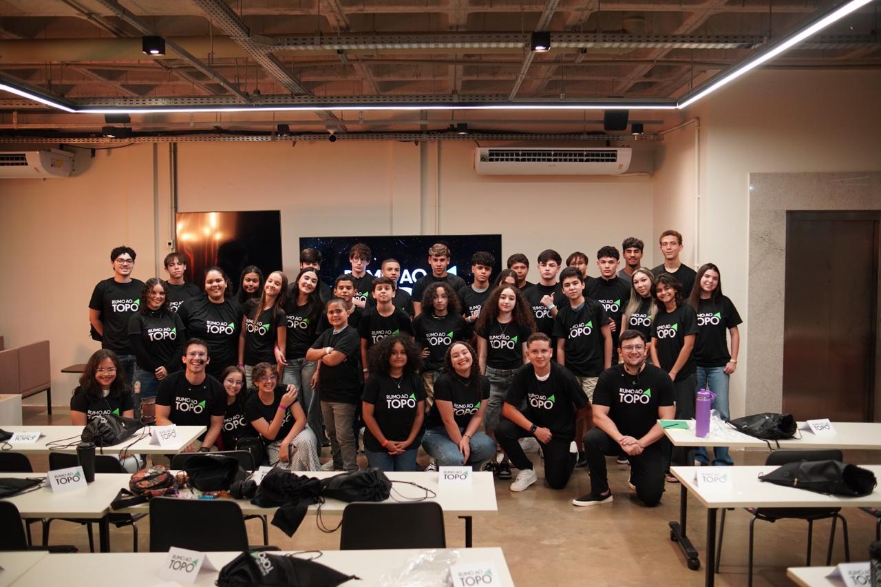 Turma do Rumo ao Topo reunida no encontro presencial